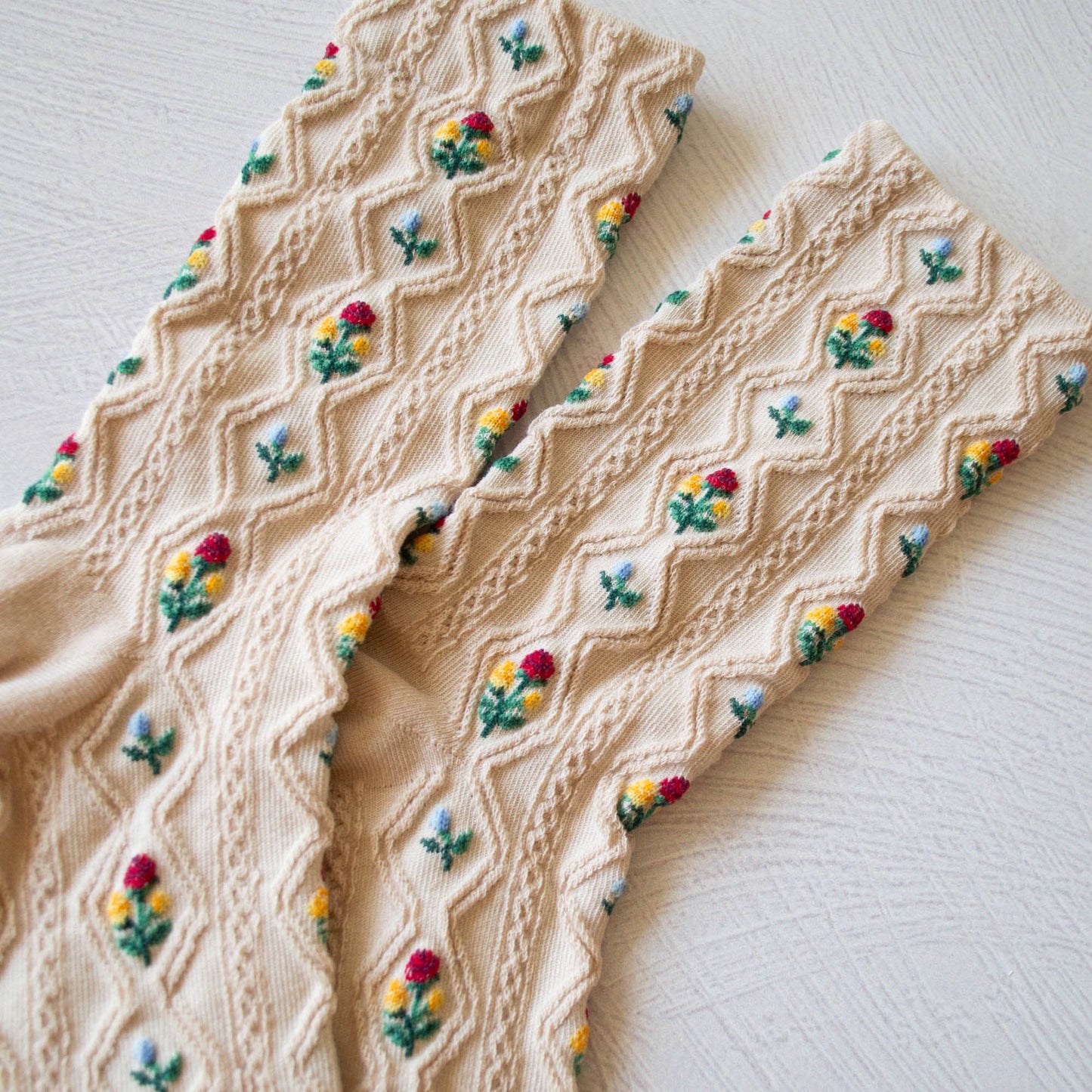 TIPOLOGY Romantic Floral Casual Socks: Milk Tea