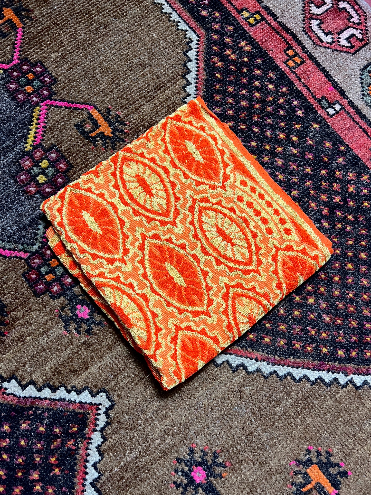 VINTAGE 70's Floral Towel