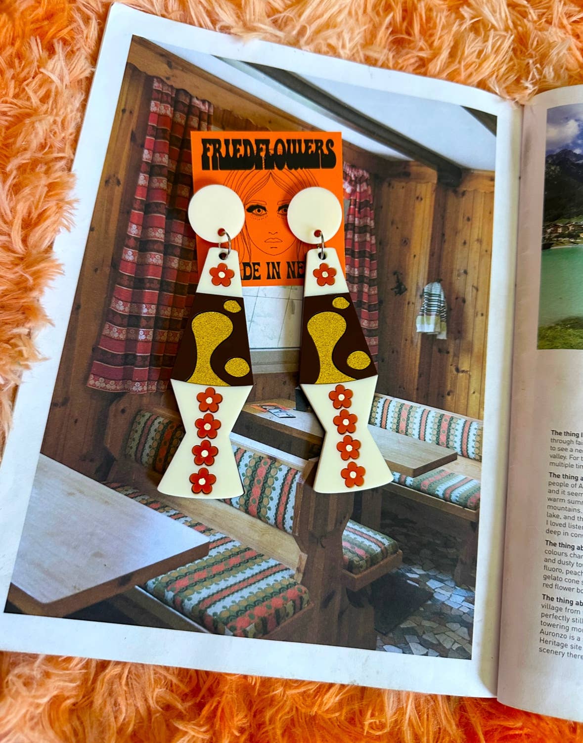 FRIED FLOWERS Trippy retro flower power lava lamp earrings: Cream