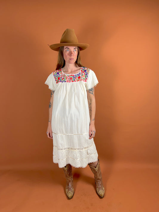 VINTAGE 70's Mexican Embroidered & Cotton Lace Dress 12