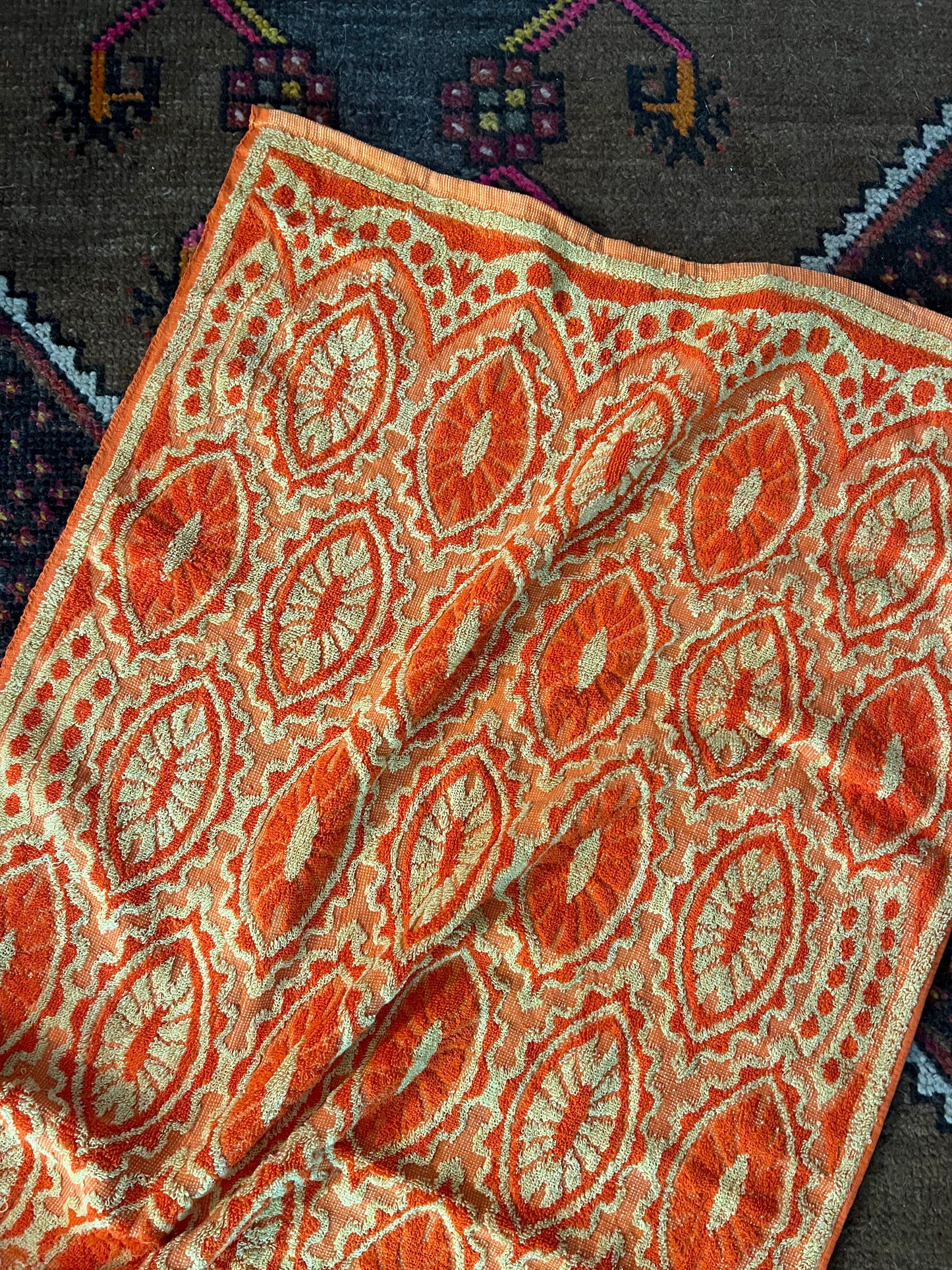 VINTAGE 70's Floral Towel