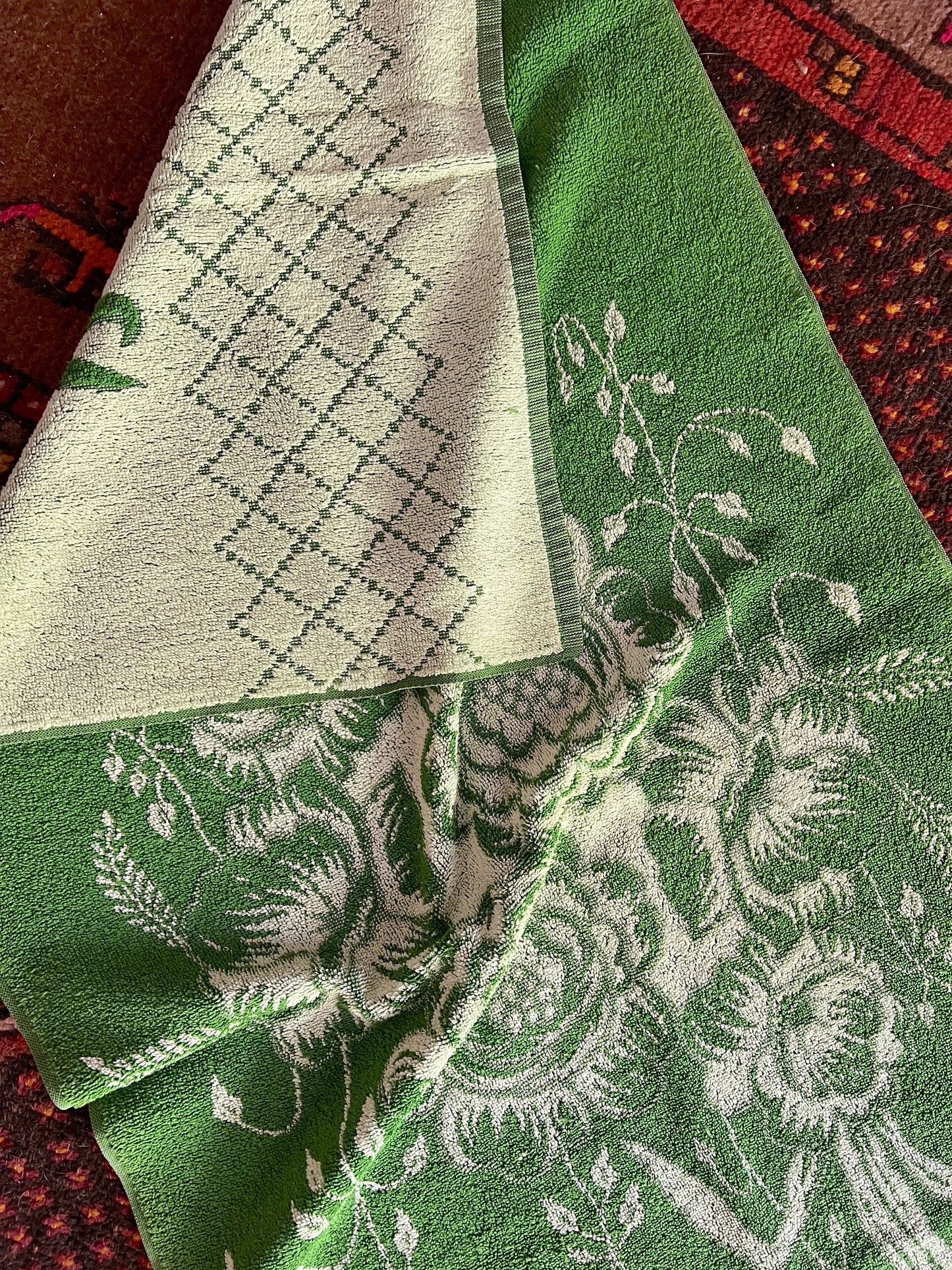 VINTAGE 60's Green Floral Towel
