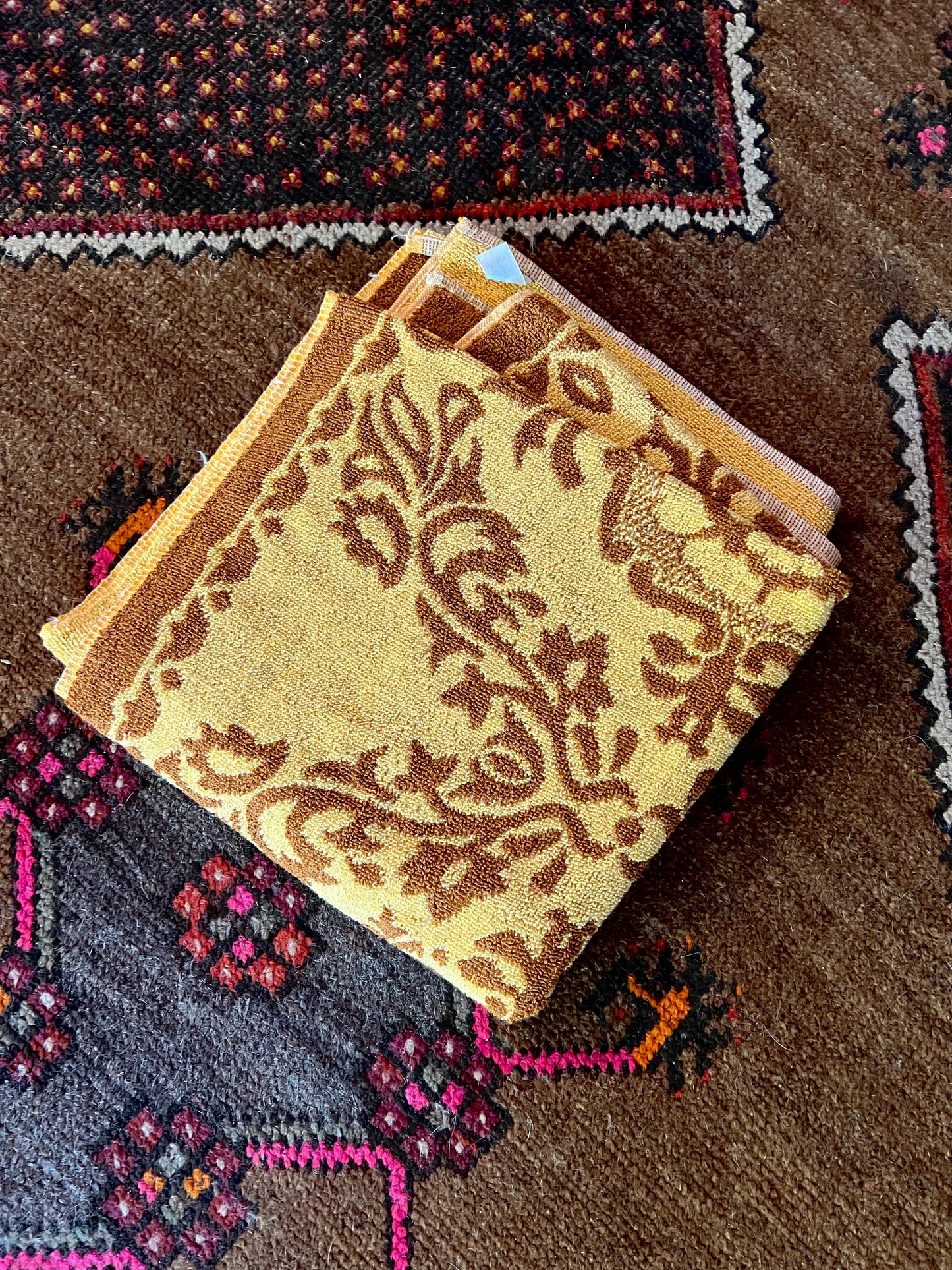 VINTAGE 60's Floral Towel